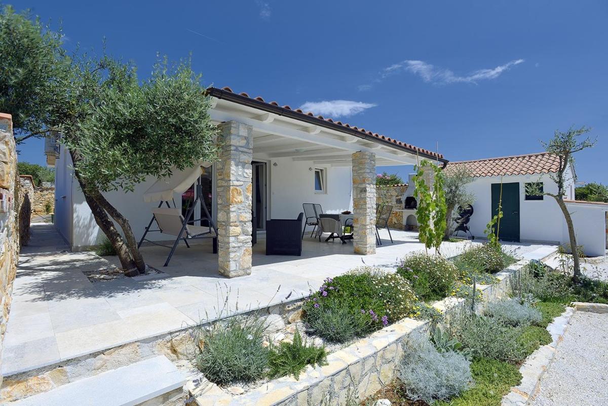 Villa Emily Peroj Exterior photo